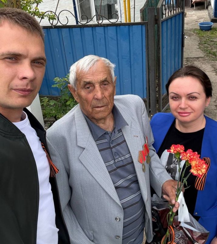 Депутаты Васильевского окружного Совета депутатов первого созыва Александр Федоренко и Алена Брыль от всей души поздравили участников Великой Отечественной войны с 80-той годовщиной Победы!