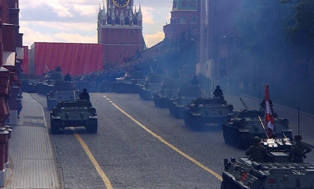 На Красную площадь вышла техника, первым прошел легендарный танк Т-34