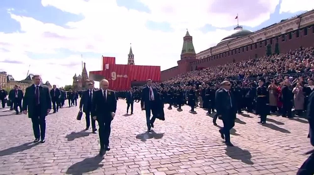 Владимира Путина овациями проводили с Красной площади