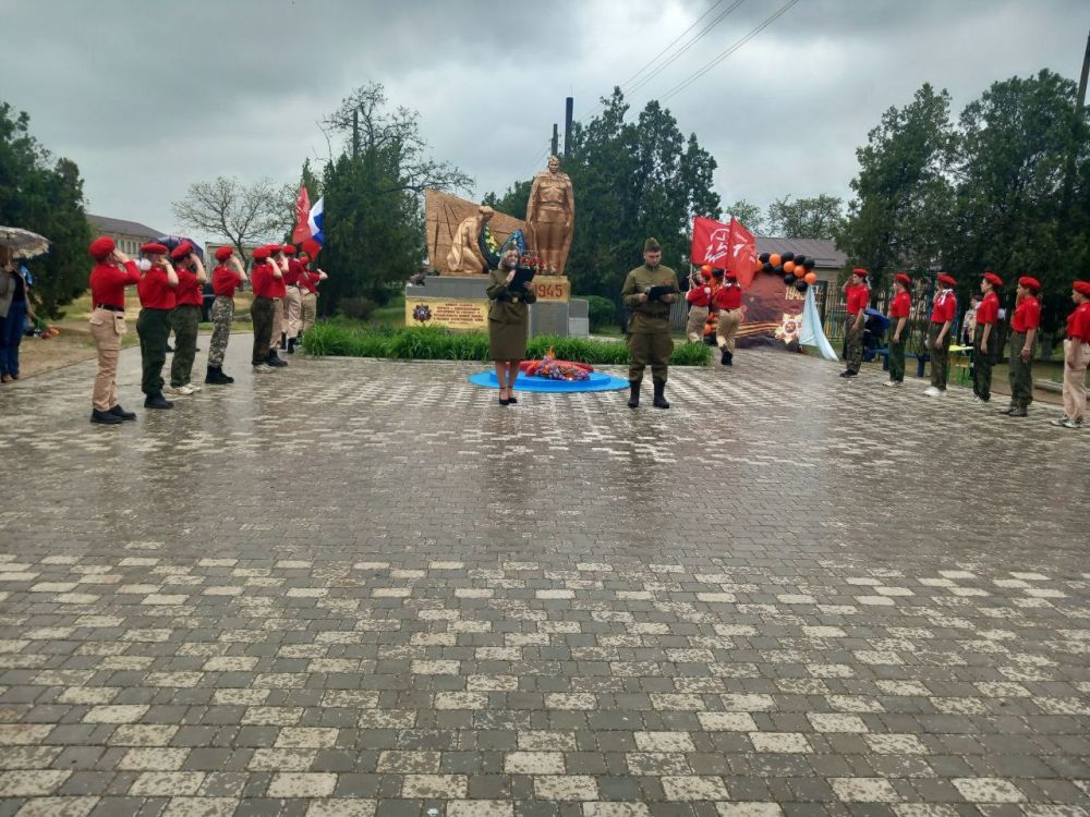 Волчанский СК совместно с Давыдовским тер.отдедом и Волчанской СОШ возложили цветы к мемориальному комплексу погибших воинов в честь 80-летия Великой Победы над фашизмом