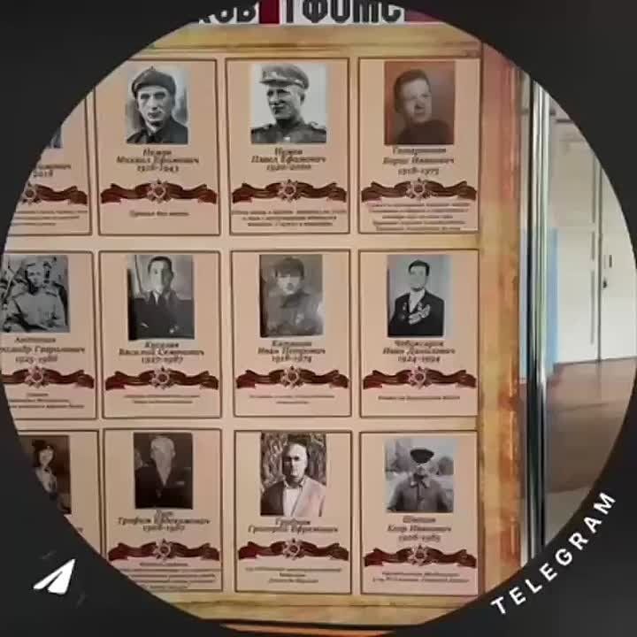 Пока мы помним, они живы…. «Бессмертный полк» — массовая народная акция в честь Дня Победы, которая проходит в городах и селах России с 2012 года Почтить память героев своей семьи можно в разных форматах, одним из которых...