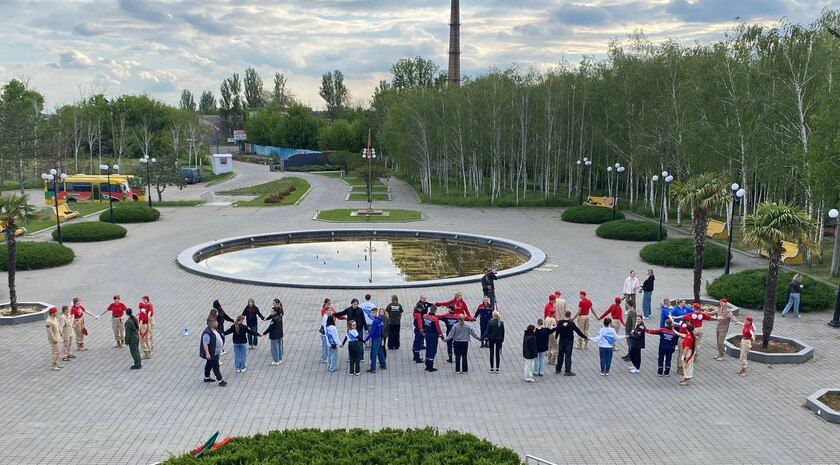 Молодежь Запорожской области выстроилась в слово «Победа»