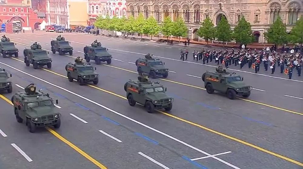 Пешая часть Парада Победы завершена, на Красную площадь выходит военная техника