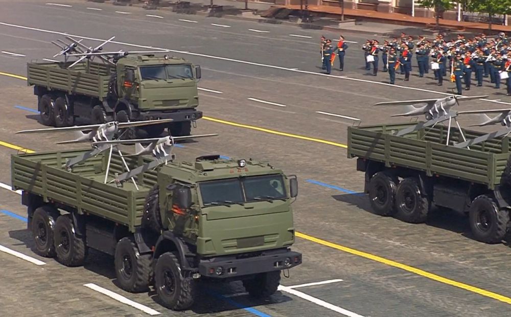 По Красной площади на Параде прошли в том числе новинки техники, среди которых «Мальва» и «Торнадо-с», также впервые были показаны беспилотники «Орлан-10» и «Герань»