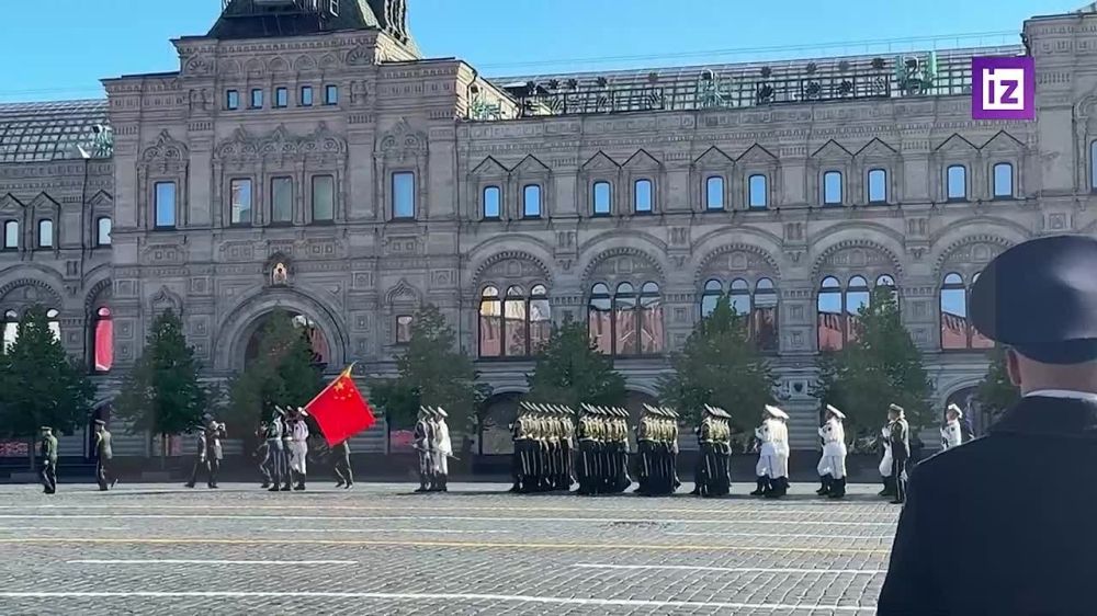 Китайский парадный расчет вышел на Красную площадь под песню "Священная война", исполненную на русском языке