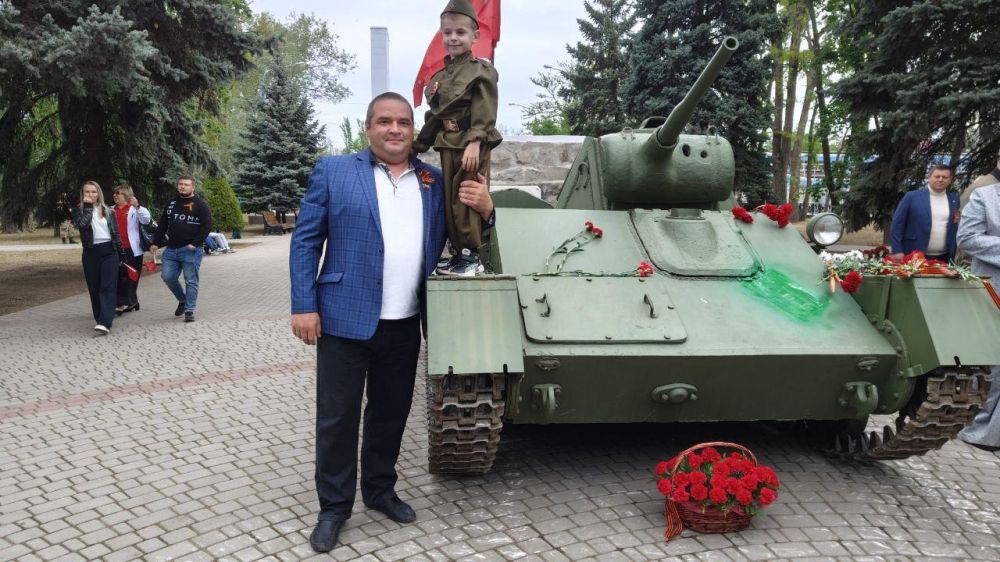 Символ города танк Т-70 спустили с постамента на время празнования