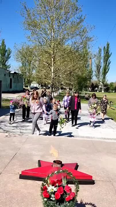 Воспитанники и сотрудники ГБУ ДОО ЗО «Любимовский детский сад "Ромашка"» Михайловского района возложили цветы к памятнику землякам, погибшим в Великой Отечественной войне