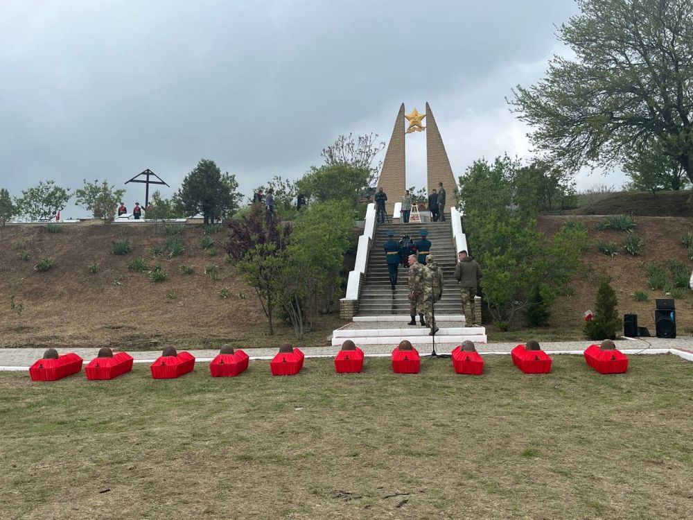 В Мордвиновке на месте прорыва линии «Вотан» торжественно перезахоронили останки 21 красноармейца в братской могиле
