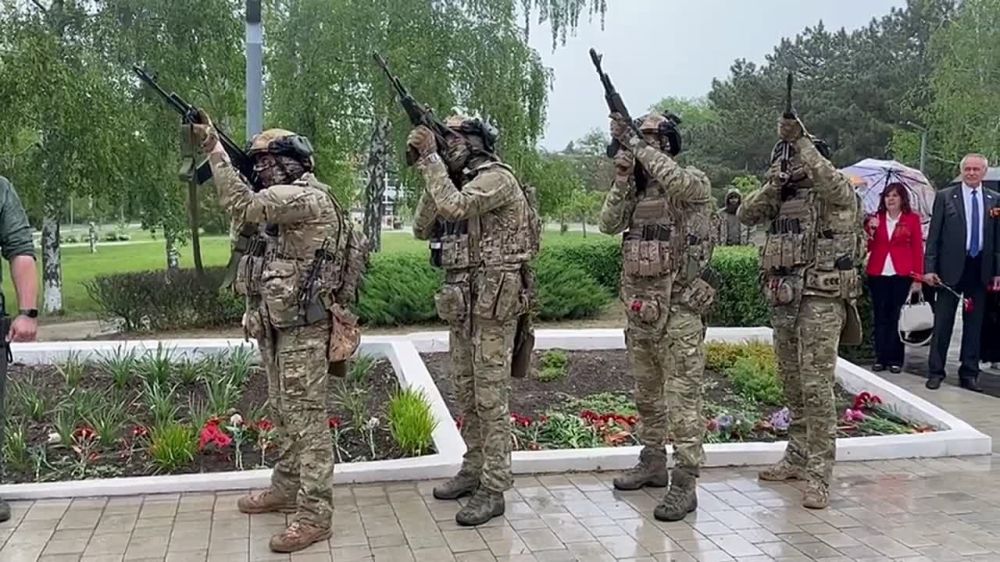 Наталья Романиченко: Вчера, 9 мая 2025 года в городе Днепрорудное состоялось торжественное шествие и возложение цветов к мемориалу «Братская могила советских воинов, погибших при освобождении района от немецко-фашистских...