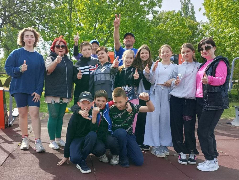 10 мая в городе Днепрорудное на открытой тренажёрной площадке с участием «Единой России» прошла очередная утренняя зарядка