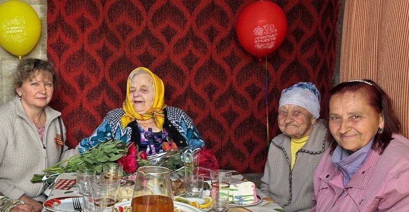 С юбилейным Днём рождения поздравили уважаемую долгожительницу с. Октябрьское , участника Великой Отечественной войны Л.Г. Гарькавую!