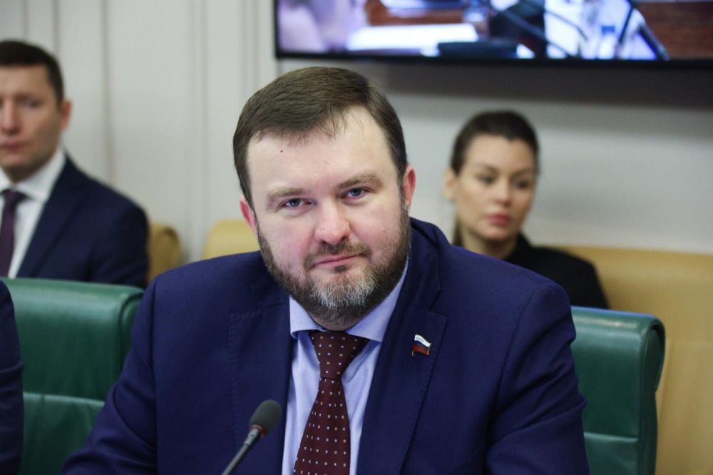 Дмитрий Ворона: Сегодня Комитет Госдумы по экономической политике рассмотрел и поддержал наш законопроект № 809483-8, уточняющий для участников СЭЗ воссоединенных регионов понятия "инвестиционный проект" и "модернизация...