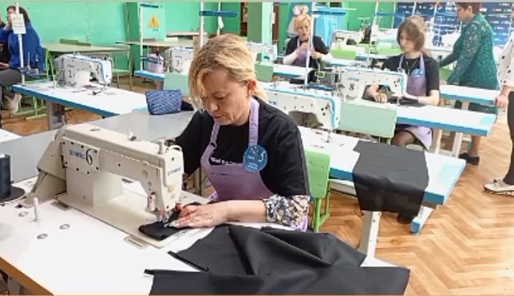 Настал волнующий момент!. Наши талантливые участницы приступили к практическому этапу Конкурса - обработка женской юбки