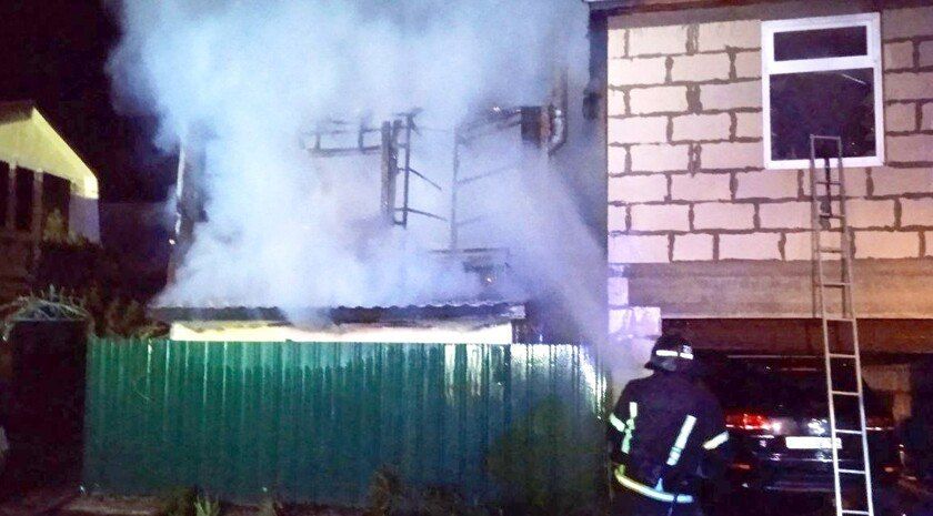 В Бердянске потушили пожар в двухэтажном здании и хозпостройке