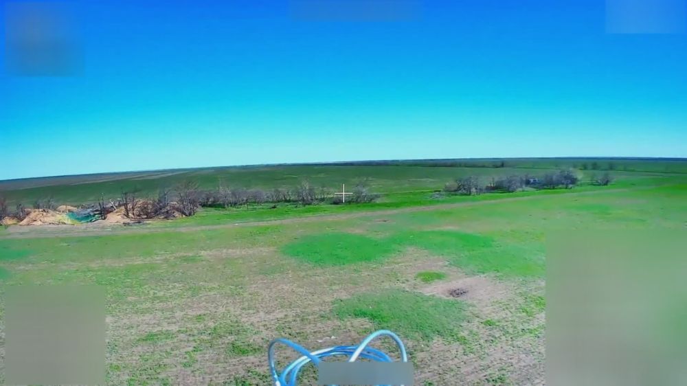 Расчёт FPV «Мираж» 49 армии сорвал ротацию ВСУ на правом берегу Днепра! Микроавтобус с военными номерами и средствами радиоэлектронной борьбы на крыше вывозил военнослужащих с позиций, но наш оператор мгновенно отреагировал...