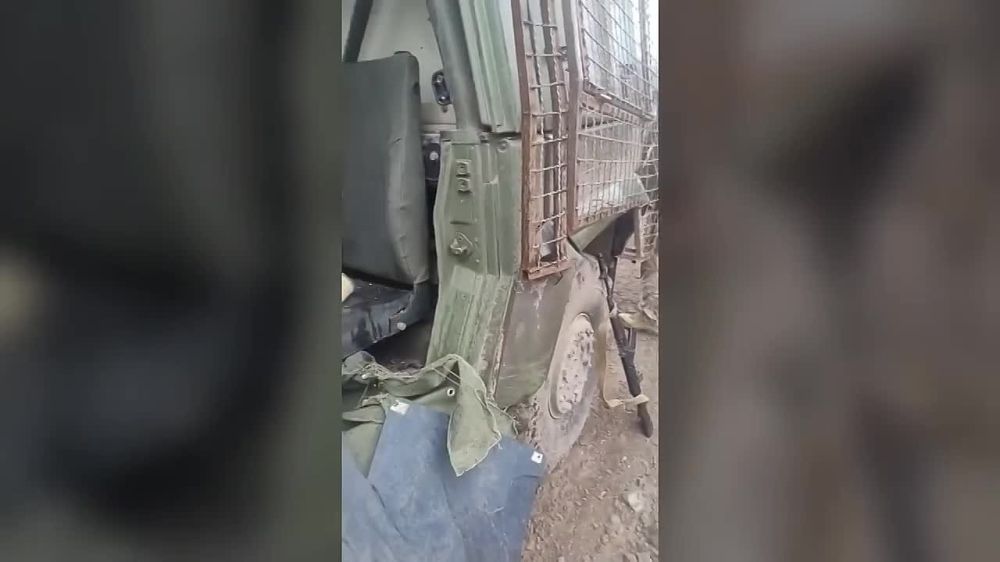 На Южно-Донецком направлении расчёты FPV-дронов ВС РФ подбили сразу два бронеавтомобиля ВСУ - британский Mastiff PPV, на котором они перевозили брёвна для строительства блиндажа, и итальянский Iveco 65E19WM LMV