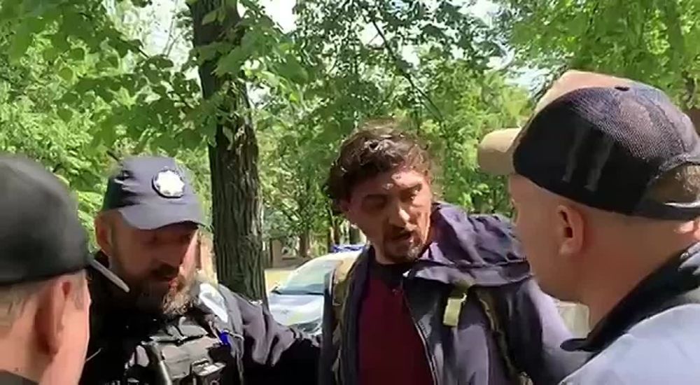 Полицай достал ствол и начал крутить мужчину на фронт, а чтобы сомнений не было, что это добровольная мобилизация, решил и придушить