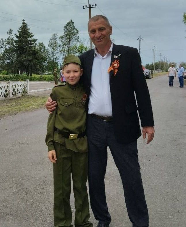 Депутат Васильевского окружного Совета депутатов первого созыва от партии "Единая Россия" Сергей Кулинич прививает молодому поколению интерес к истории нашей страны