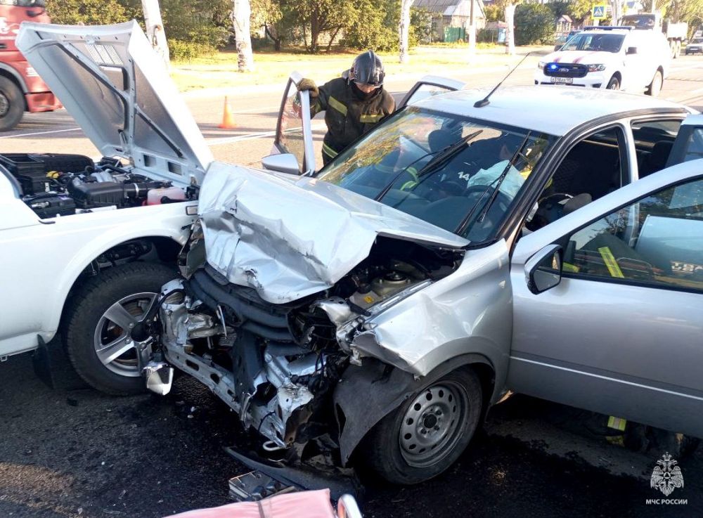 Водитель застрял в машине после ДТП в Мелитополе