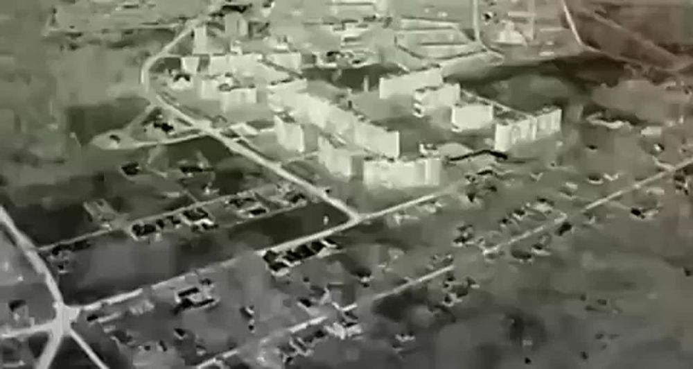 Прилет ФАБ-1500 в квартале многоэтажек Красноармейска