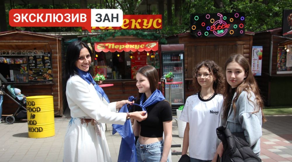 Акция «Синий платочек Победы» прошла в парке Горького в Мелитополе