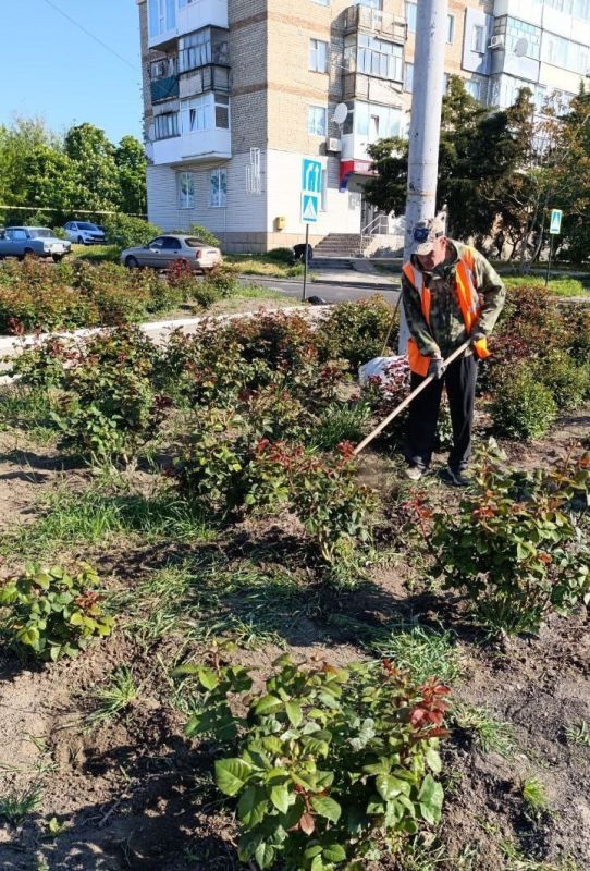 Сотрудники МУП КП «Контакт» ежедневно выполняют работы по благоустройству, озеленению и уборке территории нашего города