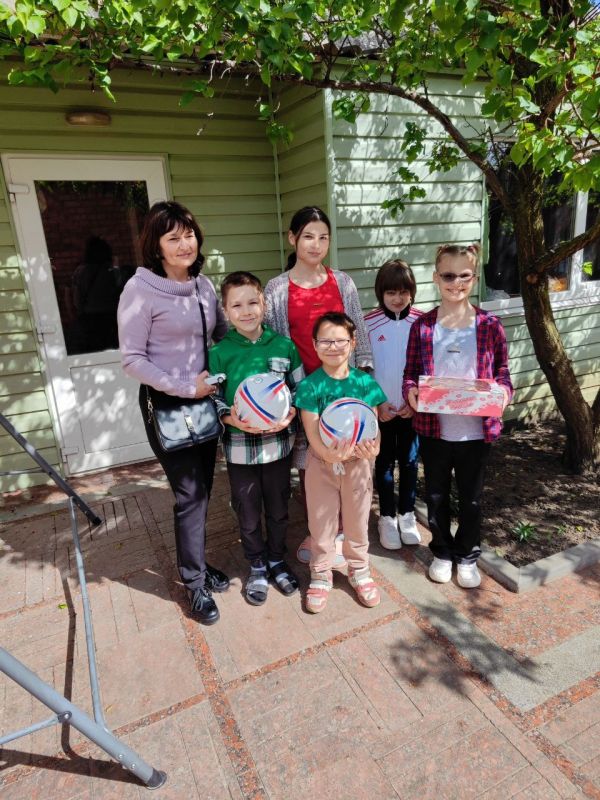 В Международный день семьи сотрудники территориального отдела ЗАГС Пологовского района Управления ЗАГС Запорожской области посетили многодетную семью Никишиных Александра и Татьяны