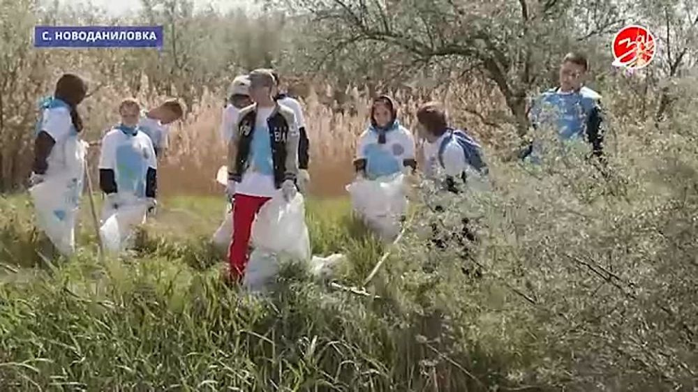 В Новоданиловке школьники присоединились к акции «Вода России» и очистили берег местной реки
