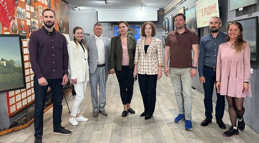 В Веселом открылась передвижная выставка в поддержку жителей зоны СВО «О Родине»