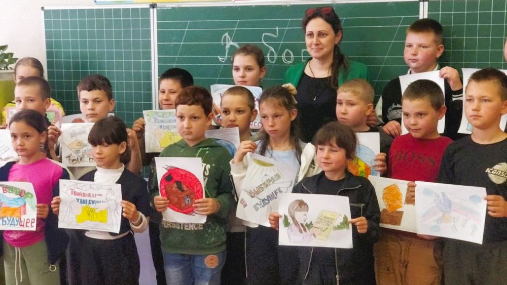 Председатель территориальной избирательной комиссии №16 провела в ГБУ ОО ЗО "Великознаменская СОШ № 2" для школьников младших классов конкурс рисунков «Выборы глазами детей»