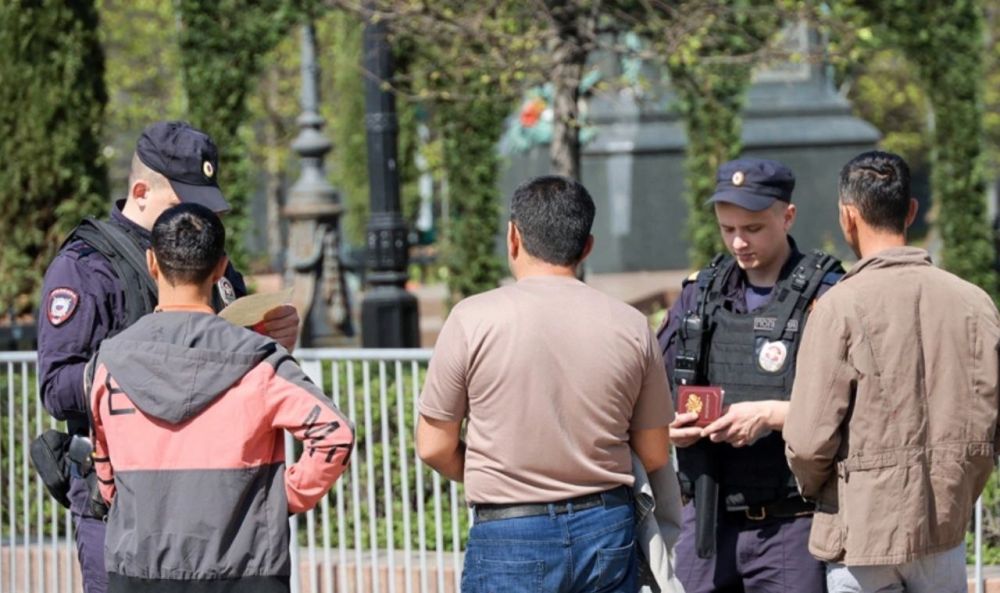 Глава Крыма Сергей Аксенов предложил ужесточить миграционную политику России, в частности запретить мигрантам привозить семьи в страну