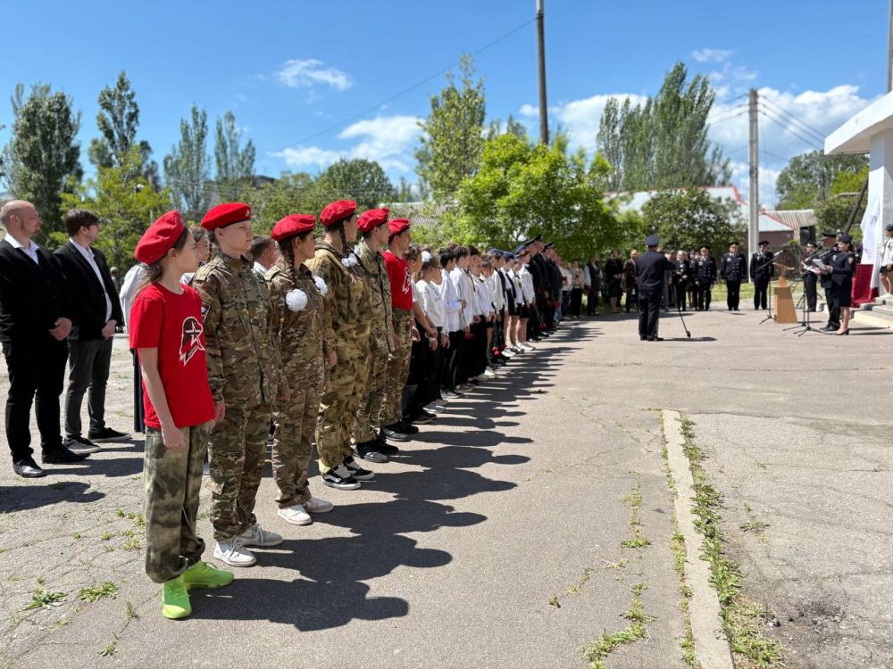 В Бердянске открыли мемориальную доску Александру Колесникову, его имя присвоено школе и школьному музею
