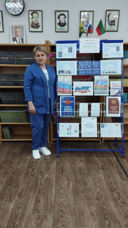 Председатель территориальной избирательной комиссии № 2 организовала выставку информационной визуальной продукции по теме «Избирательное право» в помещении ГБУ ОО ЗО "СОШ №4"