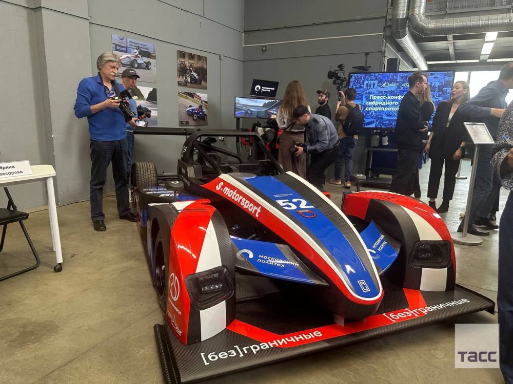 В РФ презентовали первый в стране прототип гоночного автомобиля с гибридной энергоустановкой класса CN