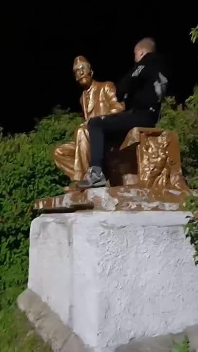 Киевские неонацисты разрушили памятник Мичурину