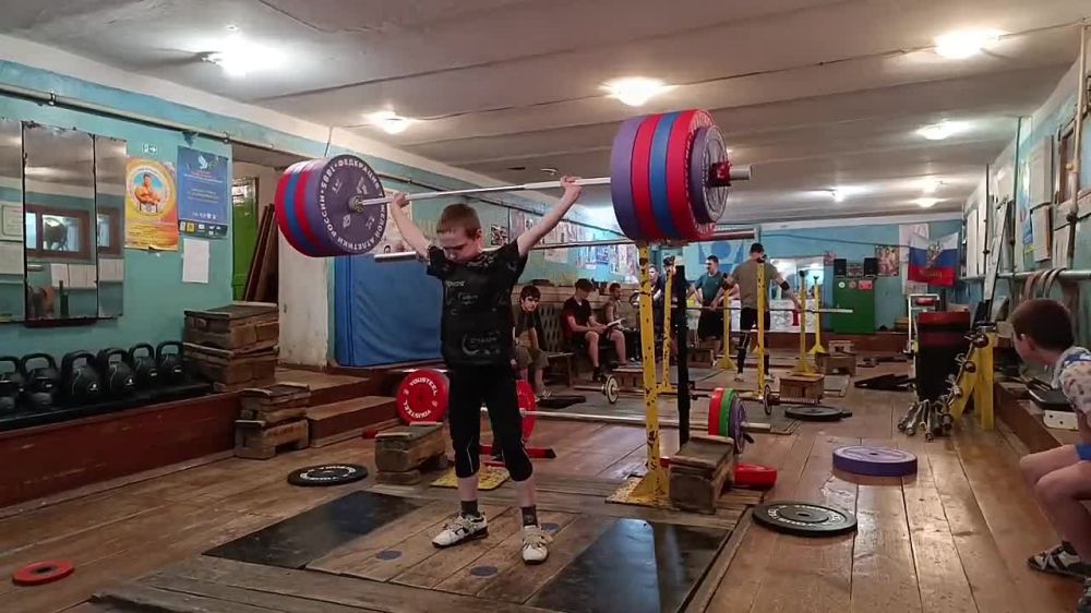 В МБУ ДО СШ "Горняк" г. Днепрорудное и РОО "ФТА ЗО" поступил новый спортивный инвентарь от ФТАР — детские штанги и гири