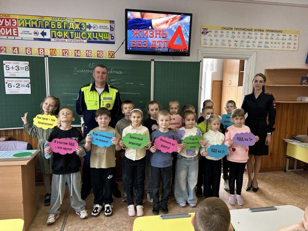 В целях недопущения детского дорожно-транспортного травматизма, в преддверии летних каникул, сотрудники Госавтоинспекции проводят занятия по Правилам дорожного движения