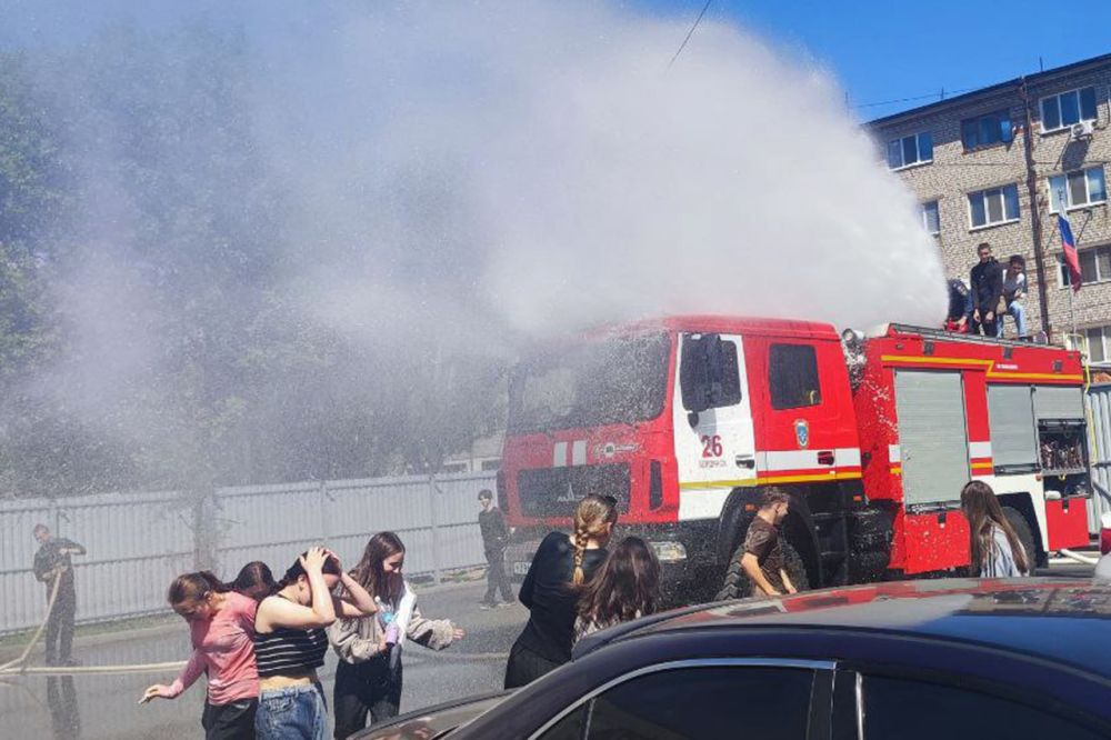 В рамках работы Молодежного клуба «Ты в Центре» выпускники Бердянского государственного лицея приняли участие в увлекательном профтуре «Нас спасают пожарные»