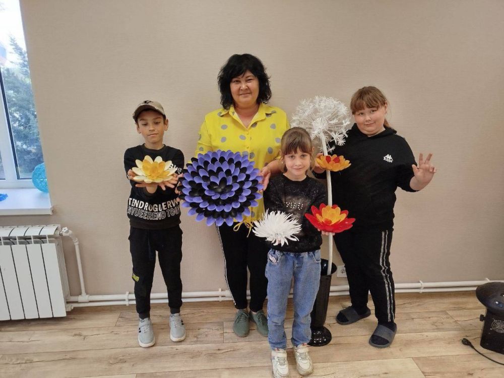 В Светлодолинском центре «Внимание» прошёл мастер-класс «Цветы из пластиковых ложек»