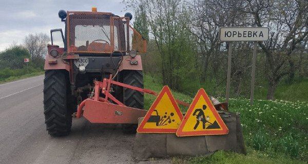 На дорогах Запорожской области скосили траву на площади более 100 тысяч квадратных метров