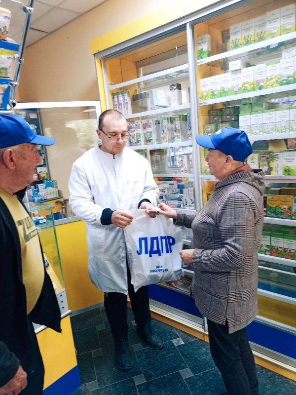 Активисты ЛДПР поздравили фармацевтов Пологовского района с праздником
