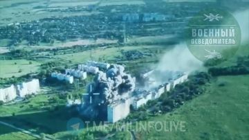 Другой ракурс на прилет ФАБ-1500 с УМПК по одному из многоэтажных домов, занятых противником на окраине Степногорска в Запорожье