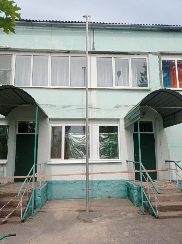 Бригада из Ингушетии установила флагшток в детском саду «Тополёк» в Молочанске