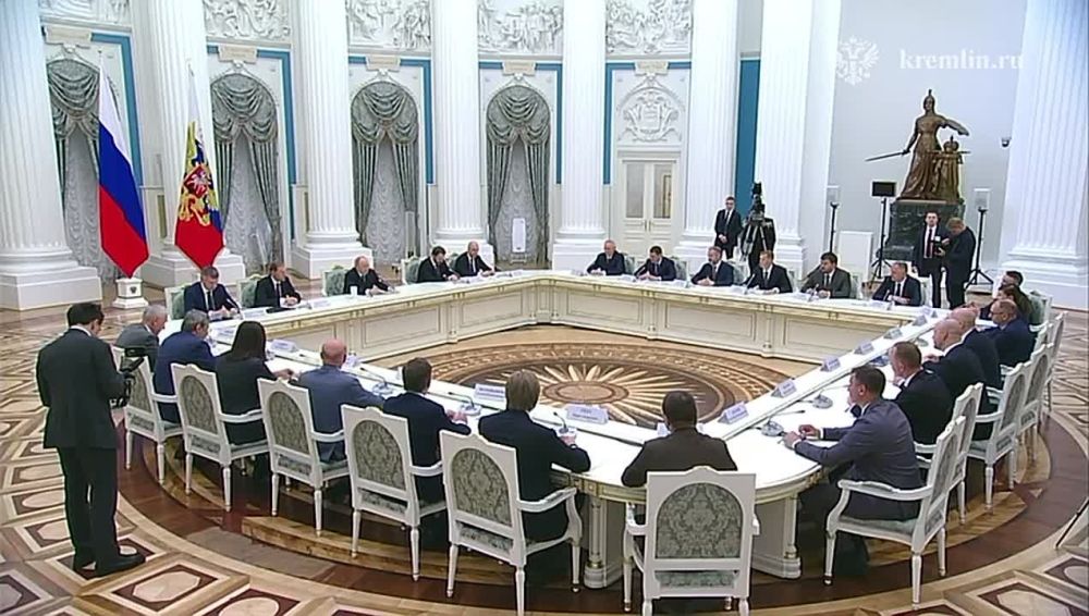 Ирина Гехт: Президент России Владимир Владимирович Путин провел встречу с представителями российских деловых кругов, которые обеспечивают технологический суверенитет нашей страны