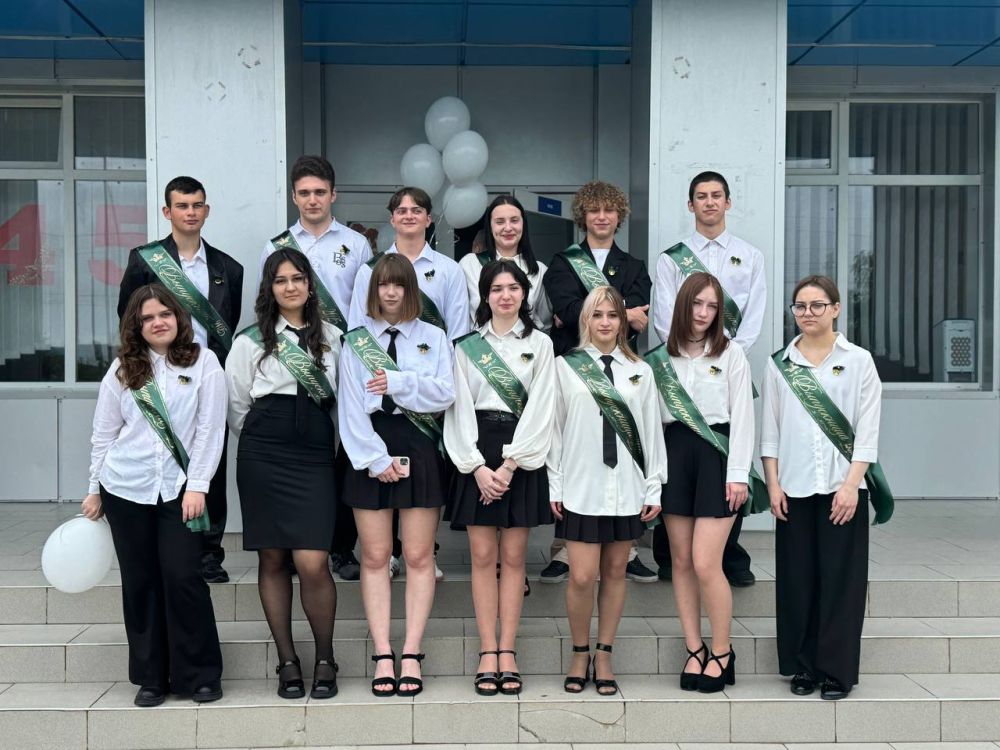 Депутат ЛДПР поздравил выпускников пгт