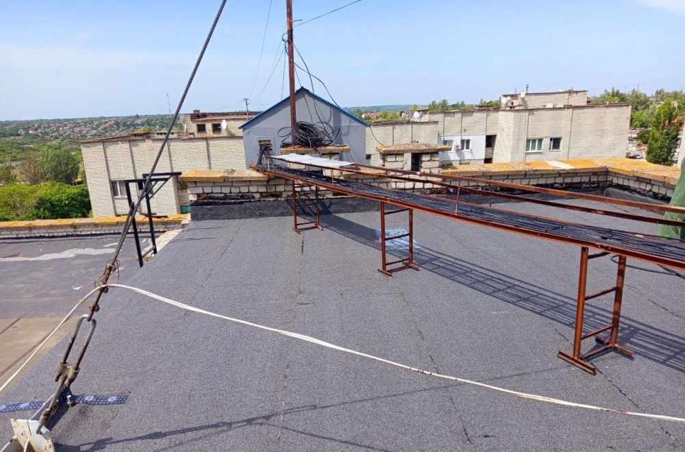 В Днепрорудном успешно отремонтировали кровлю лифтового помещения на Комсомольской 17