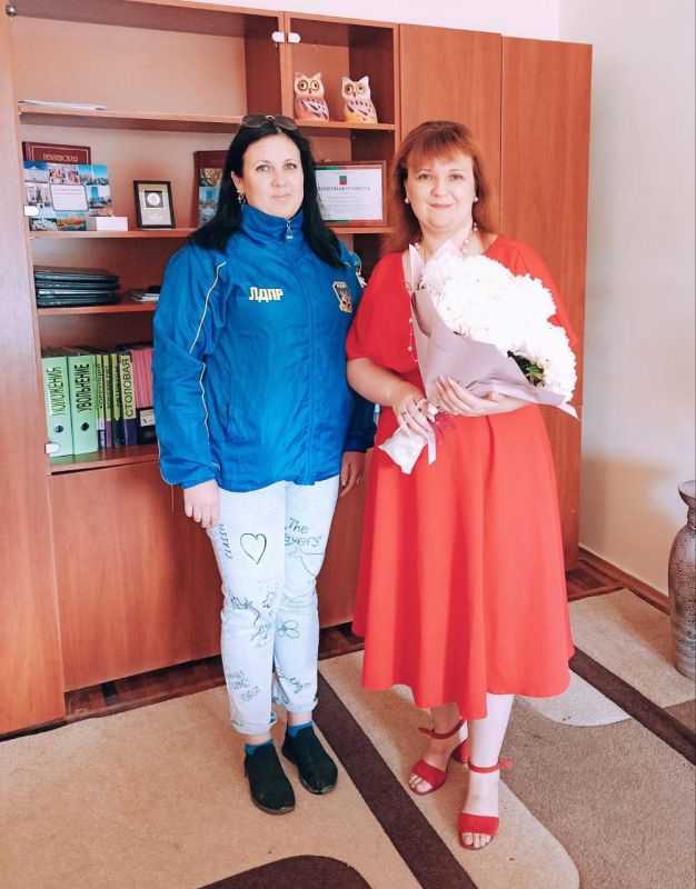 Активисты Пологивского МО ЛДПР поздравили школьников с Последним звонком!