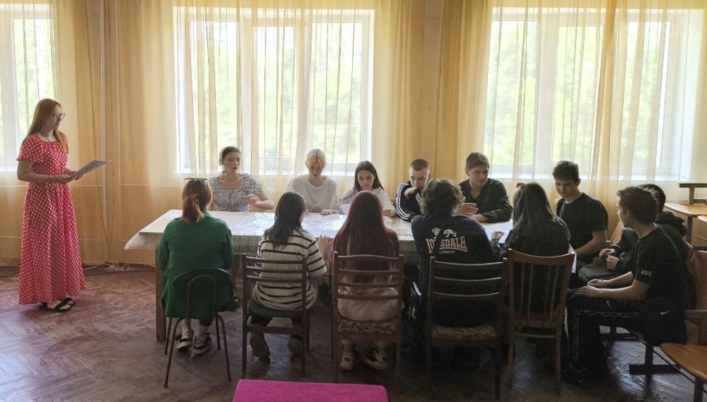 В Токмакском городском Доме культуры состоялась увлекательная программа, посвященная Международному дню защиты детей
