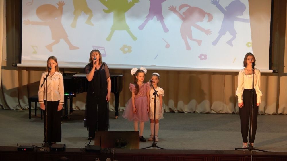 «Детский день календаря» - в Токмакской детской школе искусств состоялся концерт ко Дню защиты детей