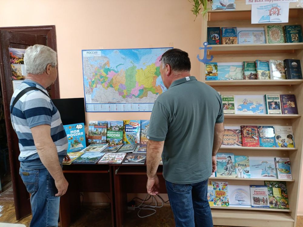 «На всех парусах в лето» - в Молочанской городской библиотеке-филиале для юных читателей и подростков к Международному дню защиты детей оформлена книжная выставка